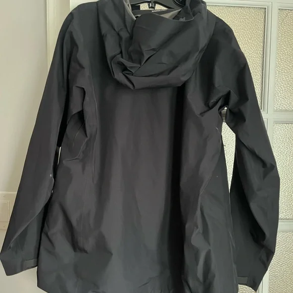 Arc'teryx Women's Black and Gray Jacket with Hood - Picture 5 of 5